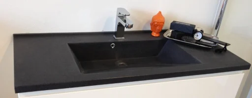 Cassøe marmor servant m/tapphull & overløp, 121 cm, sort