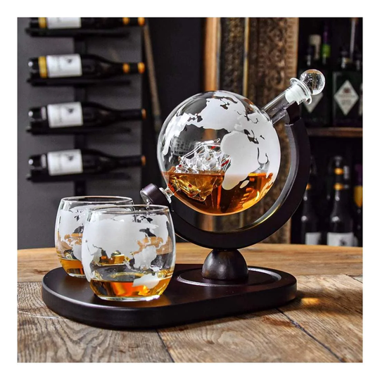 Karaffel med to Glas og Bakke - Skib i Klod