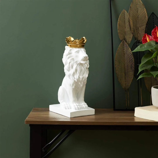 Løvestatue med guldkrone - hvid