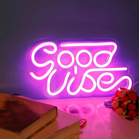 LED væglampe / neonskilt - "Good Vibes"